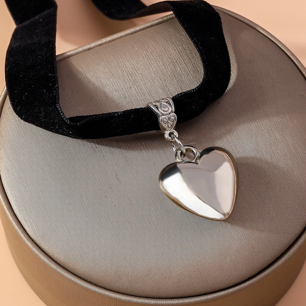 Aihua Modische Sexy Schwarze Samt-Halsketten im Punk-Stil mit Großen CCB-Liebesherzen für Damen, Statement-Partyschmuck – Detail 3