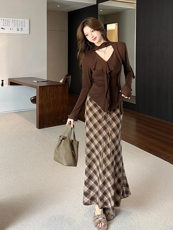 ชุดเซ็ตสองชิ้น เสื้อยืดสไตล์เกาหลีทรงหลวมสบายๆ พร้อมกระโปรงลายสก็อตเอวสูงสำหรับผู้หญิง แฟชั่นฤดูใบไม้ร่วง