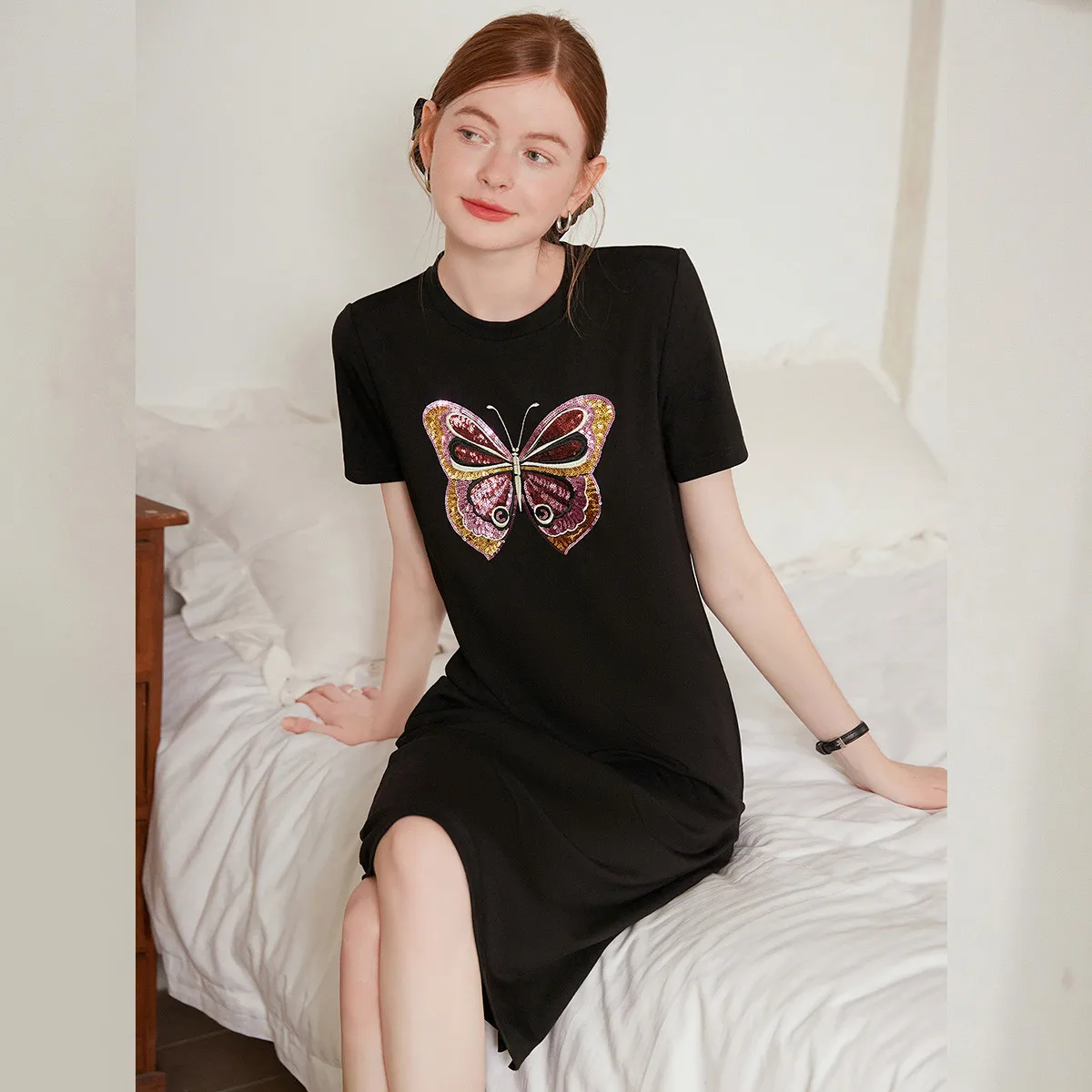 LOUIS YAO 新作 スパンコール刺繍 蝶々柄 レディース Tシャツワンピース 夏 2025 カジュアル ラウンドネック スリット入り 半袖ワンピース