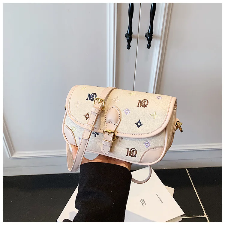 

2025 New Women's Letter Print Small Square Bag Fashion Crossbody Purse Light Shoulder Bag Casual Tote Versatile Daily Commuter