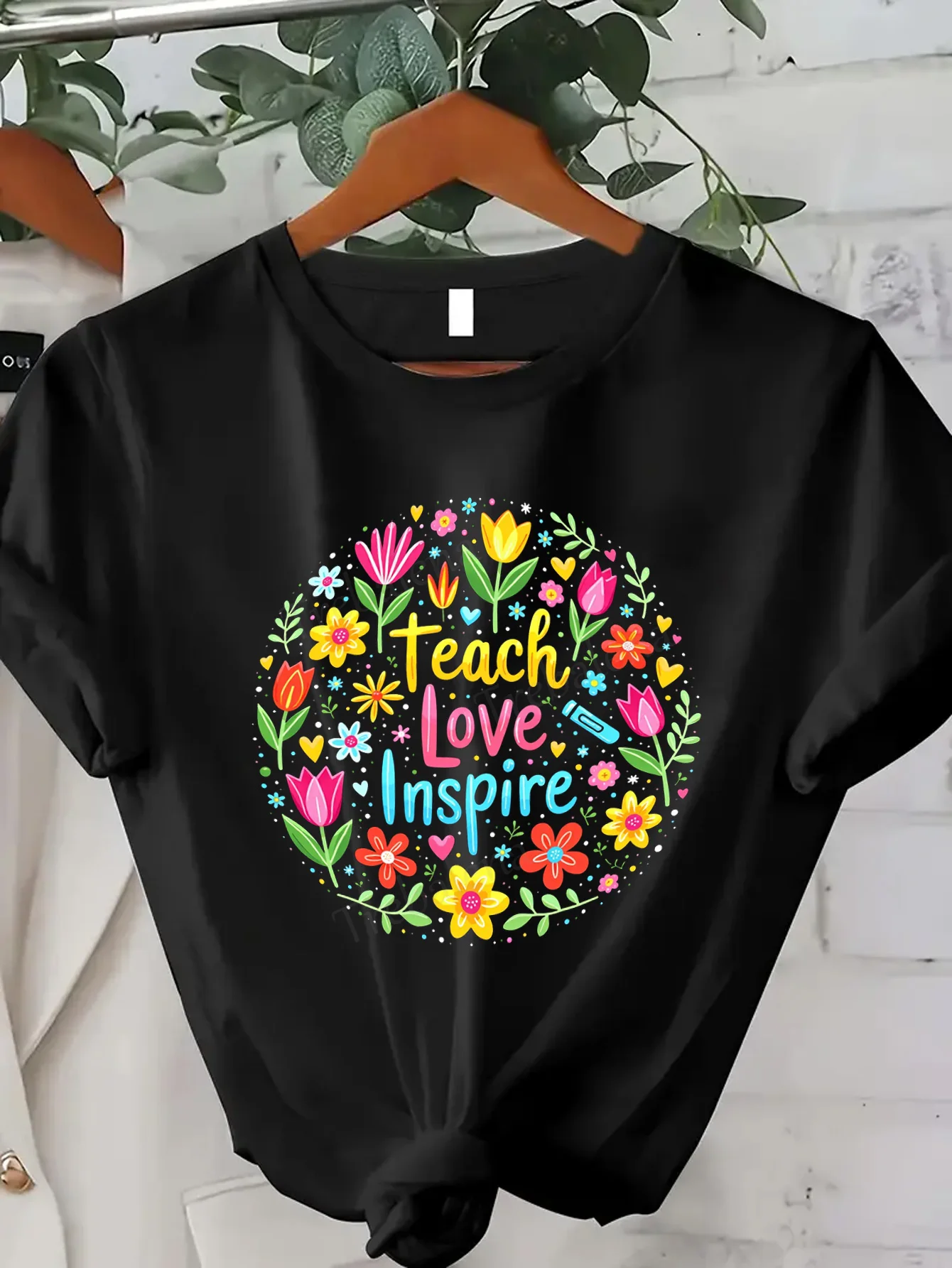 

Женская футболка с цветочным принтом "Teach Love Inspire" Женская футболка — милый и сексуальный стиль