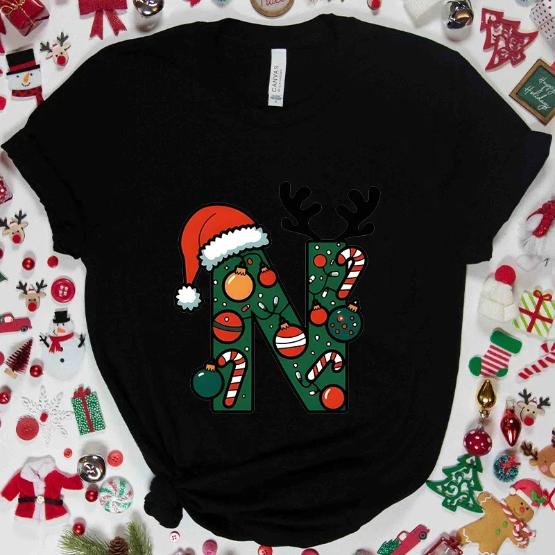 تي شيرت نسائي برسومات حروف أبجدية لعيد الميلاد A-Z مطبوع عليه حروف سانتا كاجوال للعطلات وحفلات الكريسماس تي شيرت نسائي بأكمام قصيرة