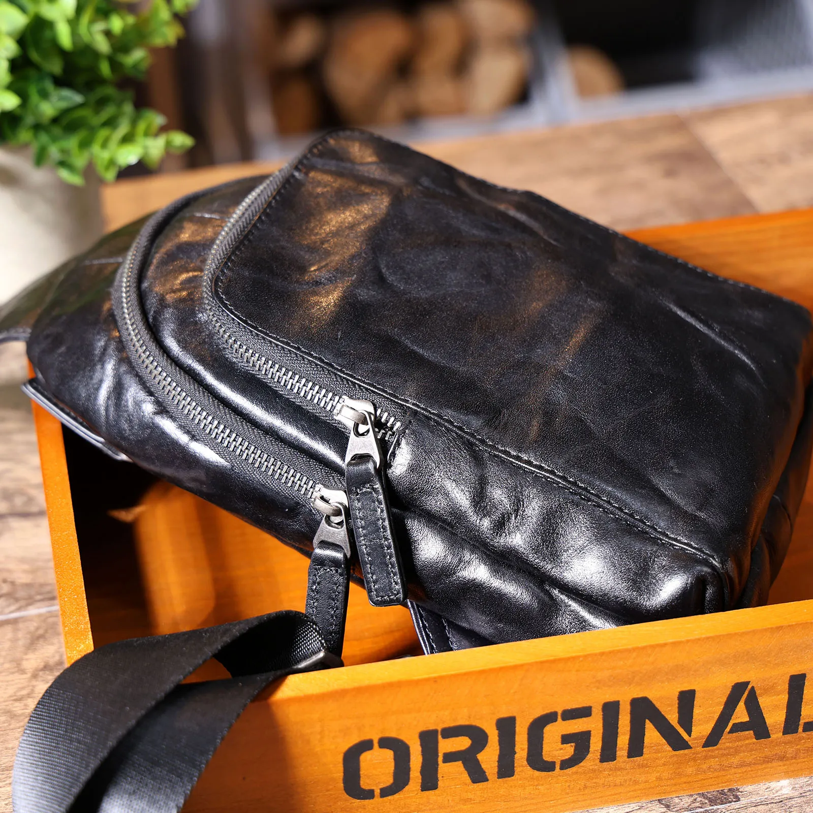 Echte Leder-Brusttasche für Herren, Casual-Umhängetasche aus Rindsleder, Modische Handyhülle, Pflanzlich gegerbtes Leder, Mini-Modell – Detail 11