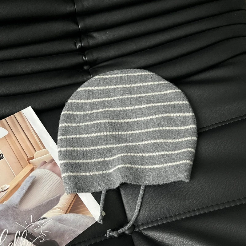 Japanischer gestreifter modischer Pullover mit Bindeband für Damen, Herbst und Winter, locker geschnittene Mütze mit großem Ohrenschutz. – Detail 5