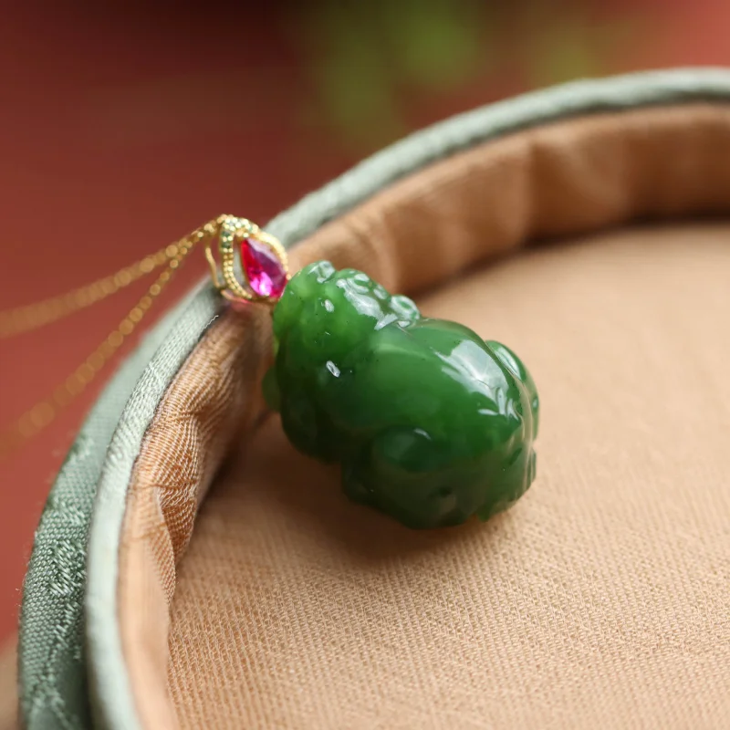 قلادة Hetian Jade Pixiu مرصعة عيار 18 قيراط للنساء AU750 ذهبي