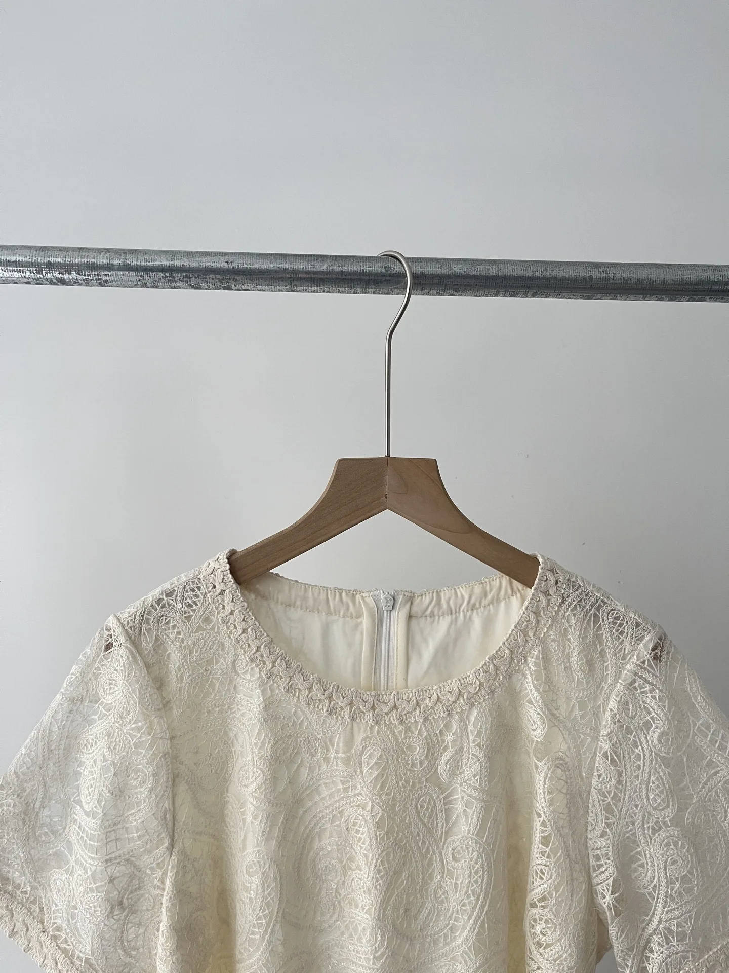 Elegancka sukienka damska letnia z koronką w stylu francuskim, imitacja dwuczęściowej, podkreślająca talię, 51c-1082