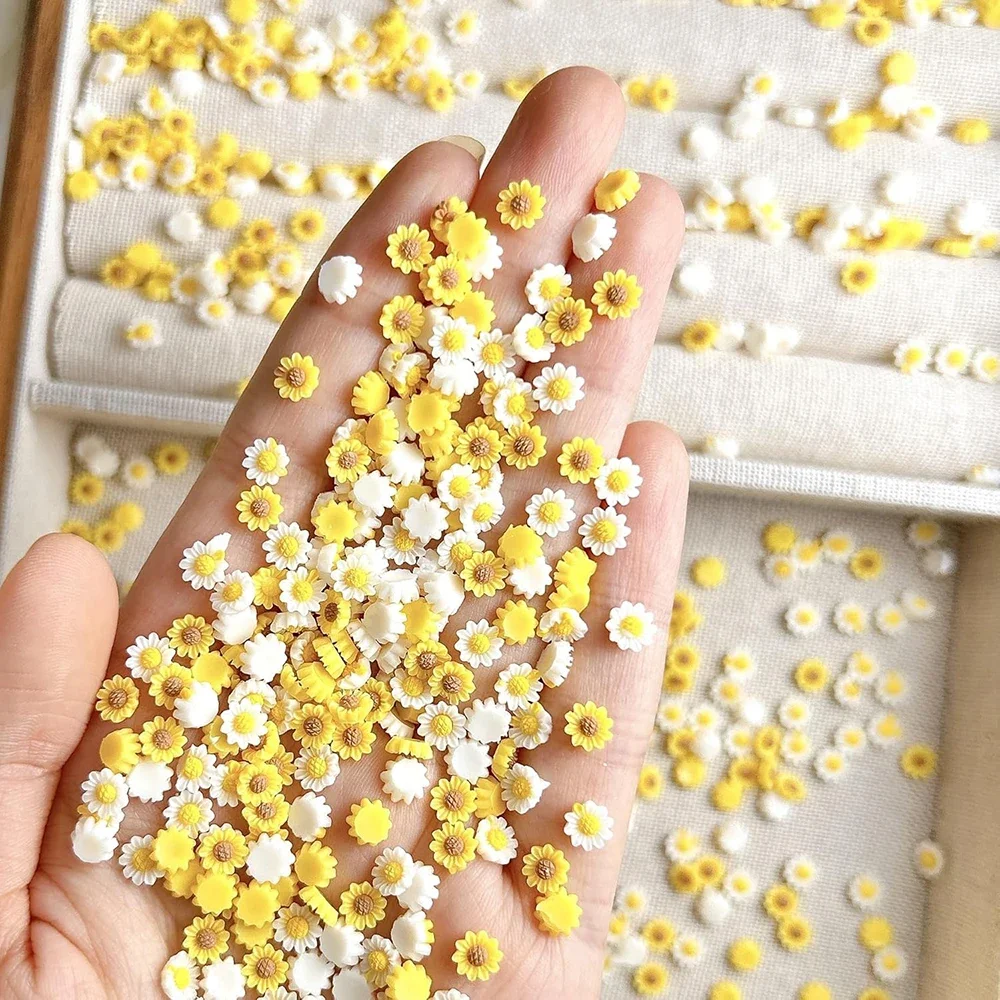 100 Stück Gemischte Farben Gänseblümchen Nagelkunst-Charms Flache Rückseite Gelbe Blumen Nagelsteine Gänseblümchen Sonnenblumen Maniküre-Edelsteine Florale Charms – Detail 5