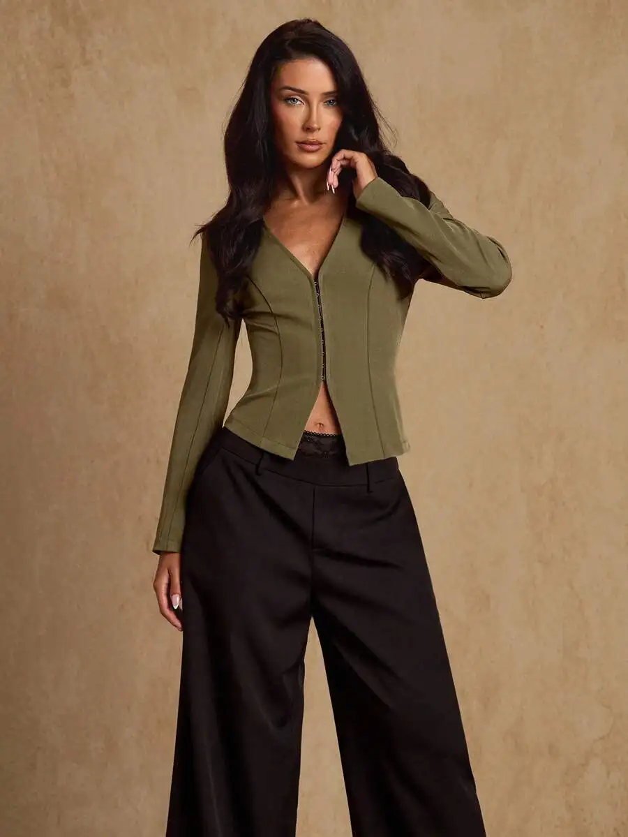 Damska kurtka wojskowa z długim rękawem, zapinana na guziki, z kołnierzykiem koszulowym, dopasowany krój, na wiosnę i jesień.