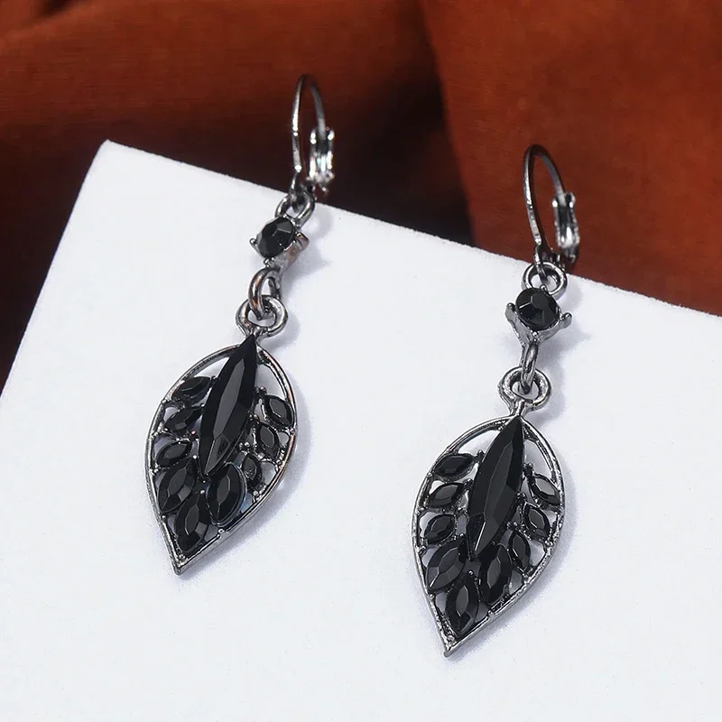 New Fashion Trend Zircon Crystal Black Leaf Pendant Earrings for Women Unique Design Temperament Wedding Party Jewelry