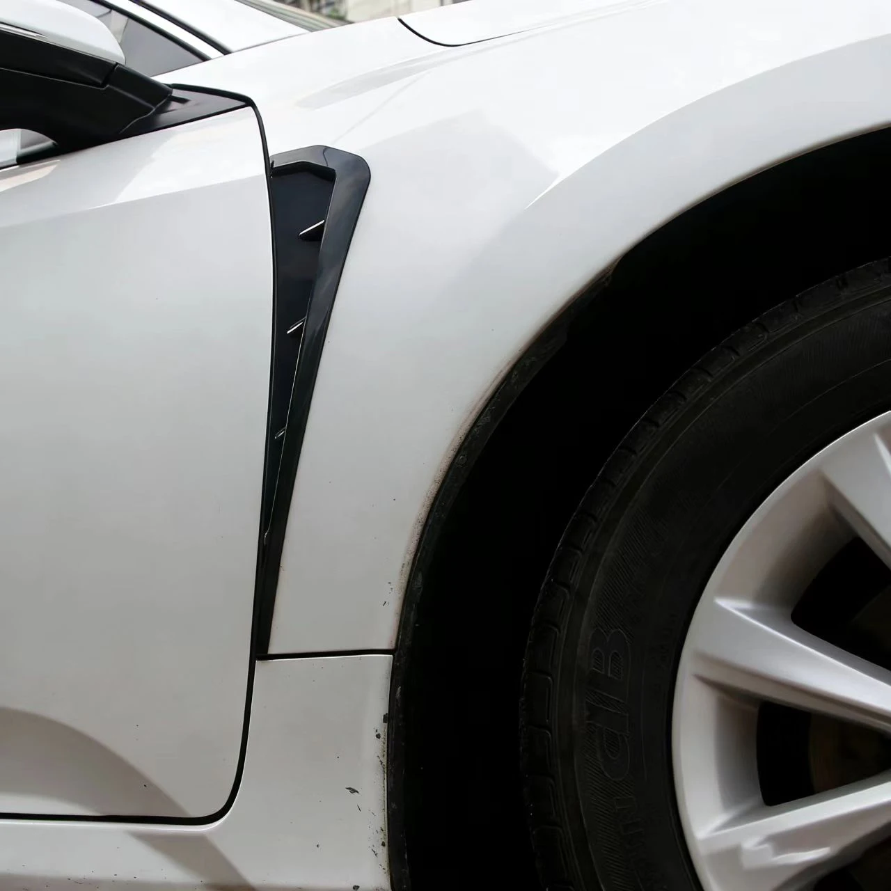 2 Stück Universelle Auto-Kotflügel-Seitenlüftungen ABS Spoiler Kotflügel Dekorative Aufkleber Auto-Seitenlüftungsflügel Abdeckung Zierleiste Zubehör – Detail 1
