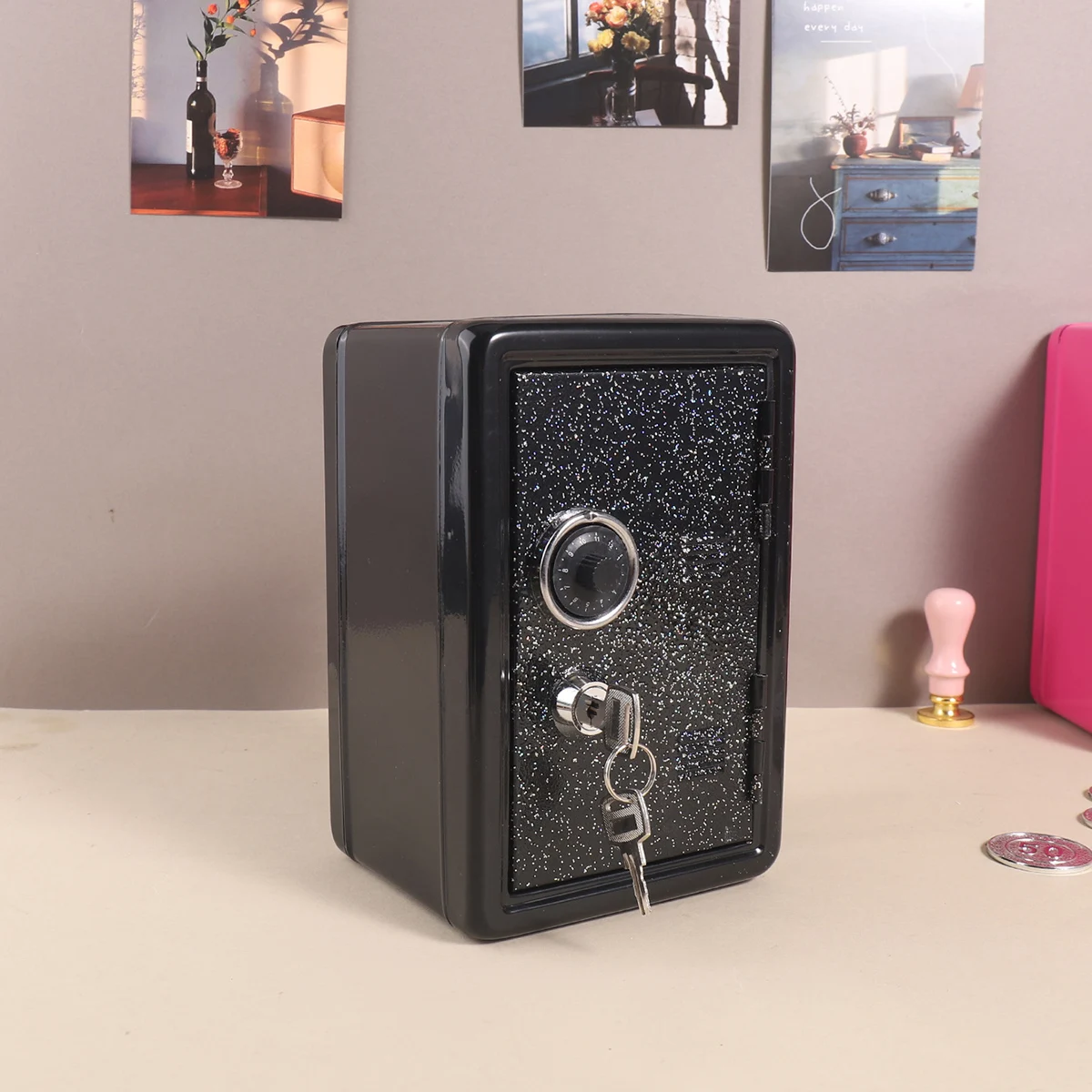 قطعة واحدة من حصالة معدنية بتصميم لامع، مع قفل بكلمة مرور رئيسية للاستخدام في المكتب المنزلي، مناسبة لتجول الأوراق النقدية للعملات المعدنية