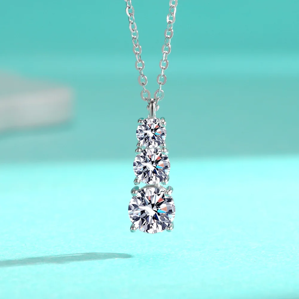 

18-каратное белое золото 1,8 карата Муассанит Трехалмазный кулон Ниша Платина Pt950 Роскошные аксессуары Простое ожерелье Изящные ювелирные изделия