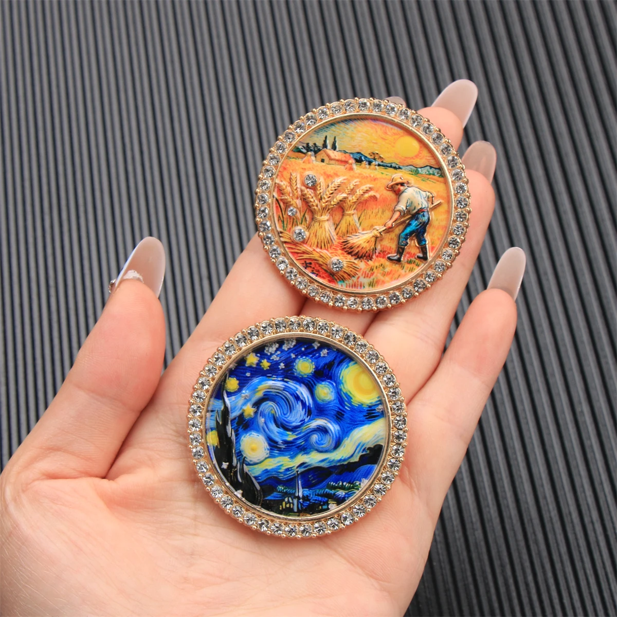 Luxury Famous Picture Round Broocch Badges for Women Men Rhinestone Pin Fashion Clothing Coat Corsages Jewelry Party Accessory
