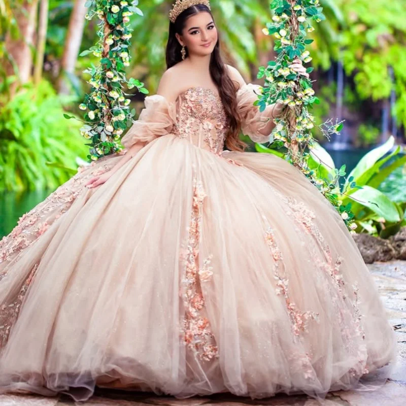 ชุดเดรสงาน Quinceanera สีแชมเปญอ่อน ประดับคริสตัลวิบวับ ลายดอกไม้ 3 มิติ พร้อมชายกระโปรงยาว ﻿ ปรับแต่ง