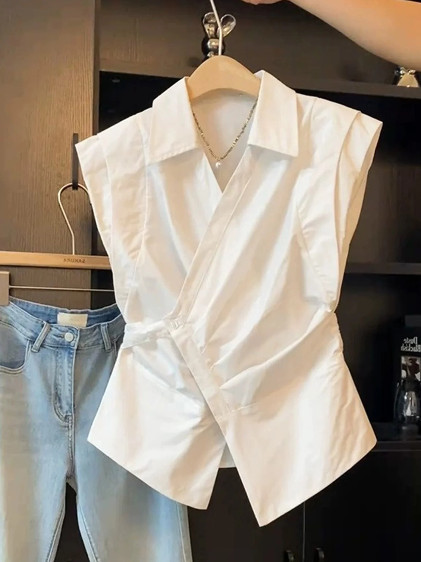 

Commuting Elegant Collarless Sleeveless Shirt Vest Summer Pleated Waist-cinching Versatile Shoulder Baring Top Exquisite Beau...