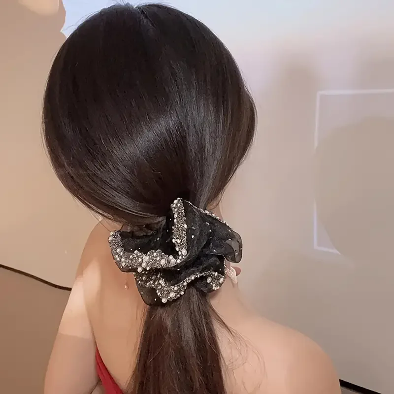 Uma elegante faixa de cabeça de malha decorada com pérolas e anfíbole, faixa de cabeça elegante feminina, acessório de cabelo charmoso