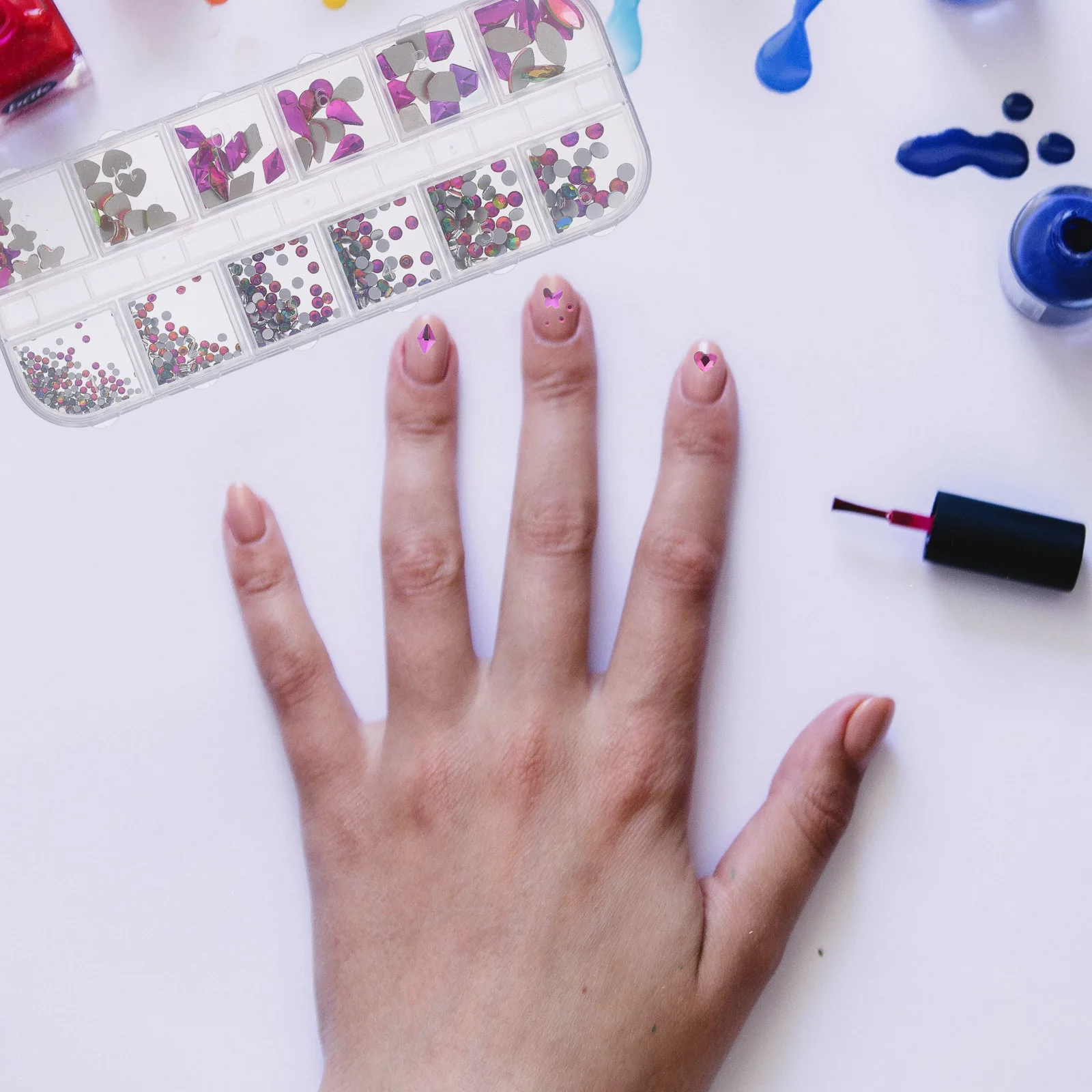 Nagelharz, Diamanten, Strasssteine, dekorative Ornamente, verschiedene Farben. Wählen Sie Ihren Stil. Nageldiamant-Maniküre-Charm