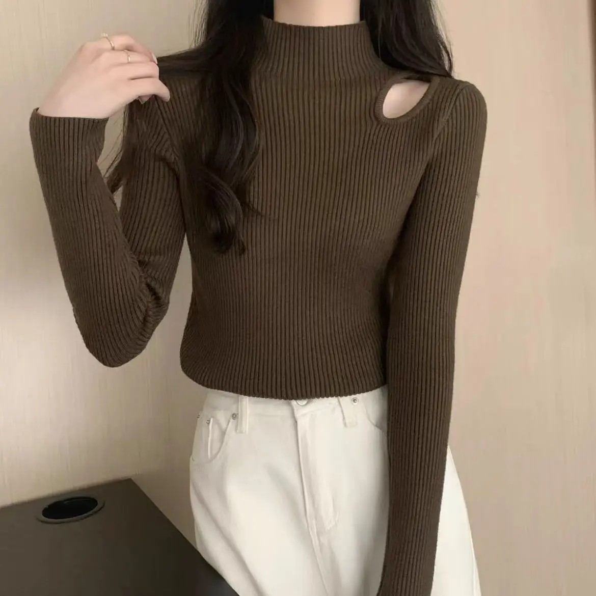 เสื้อสเวตเตอร์ไหมพรมสีขาวทรงเข้ารูปสำหรับผู้หญิง เสื้อไหมพรมคอเต่าแขนยาวแบบใหม่ เสื้อไหมพรมผู้หญิง เสื้อถัก Q1780