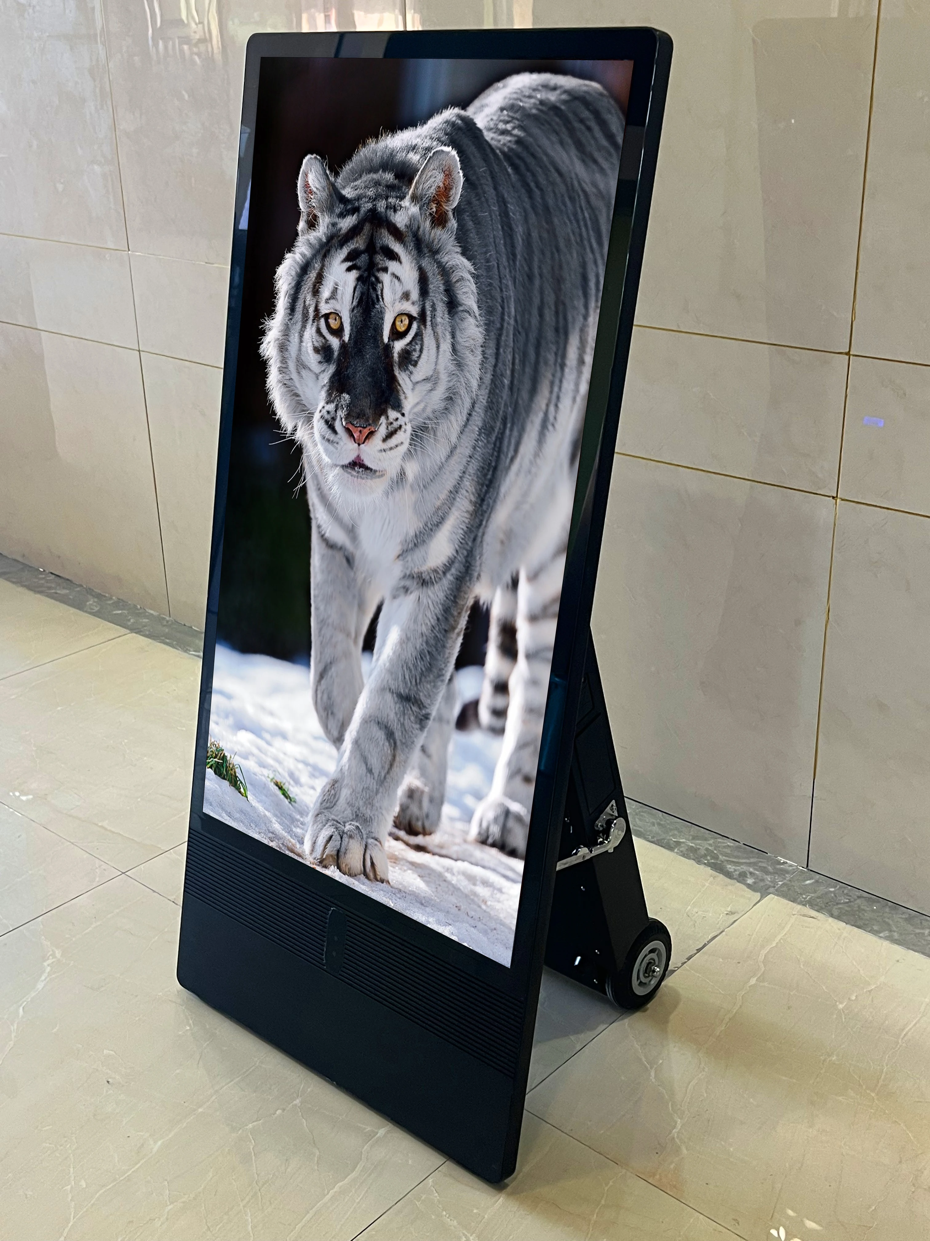 

Wholesale 32inch Portable Outdoor Waterproof High Brightness Lcd Display Digital Signage Advertising Display