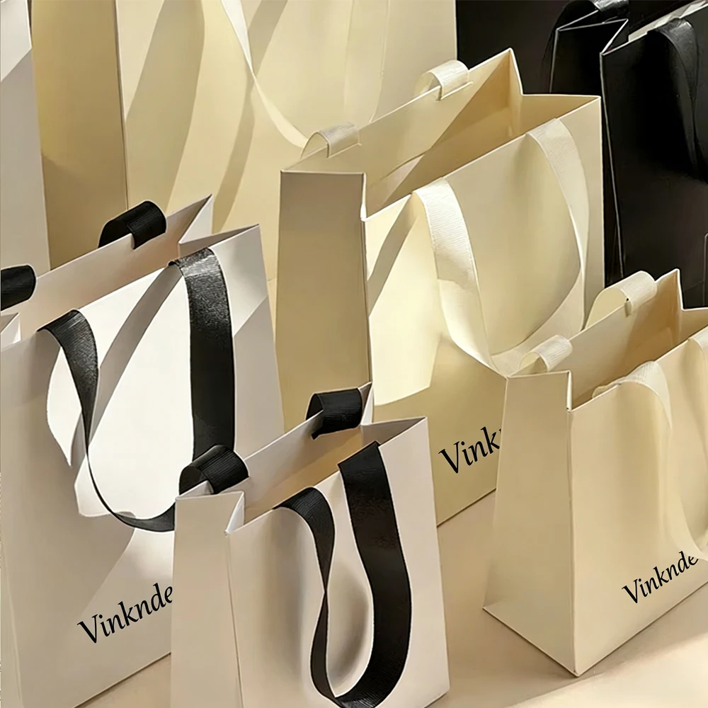 

50 шт./лот, бумажные пакеты для ювелирных изделий с ручками, подарочные сумки для косметики, свадебные подарочные пакеты, органайзеры для покупок, сумки-тоут с персонализированным логотипом и именем