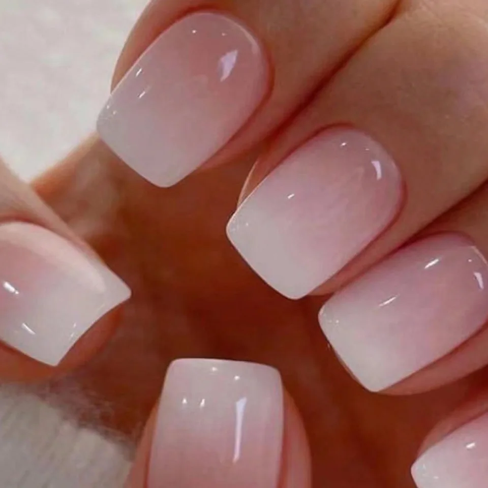 24 piezas uñas postizas cuadradas simples con diseño nude y francés blanco degradado, cortas con cobertura completa 5