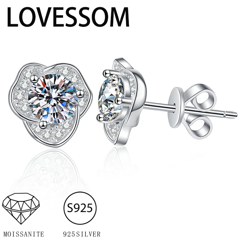 

Пара классических элегантных романтических классических мужских и женских серег из серебра 925 пробы с муассанитом 0,5 карата.