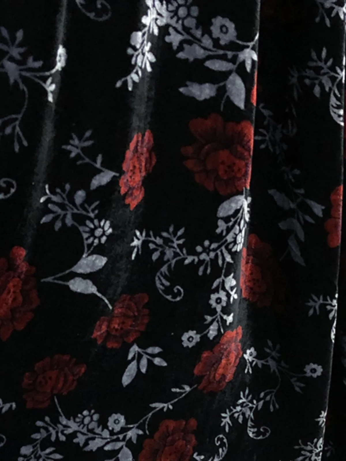 Tela de terciopelo de seda Real de alta calidad, vestido de tela de punto de urdimbre de diseñador de flores rojas de fondo negro para Cheongsam Qipao