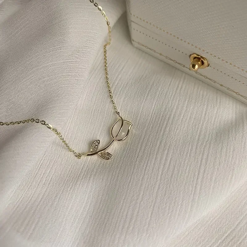 Nova moda simples metal enrugado flores estereoscópicas pingente colar para mulheres charme temperamento clavícula corrente festa jóias