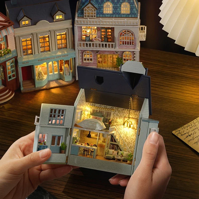 ภาพเคลื่อนไหวการ์ตูน DIY House Handmade Mini House Street View อาคารไม้ของเล่นฉากขนาดเล็กของขวัญวันเกิดอุปกรณ์ต่อพ่วง