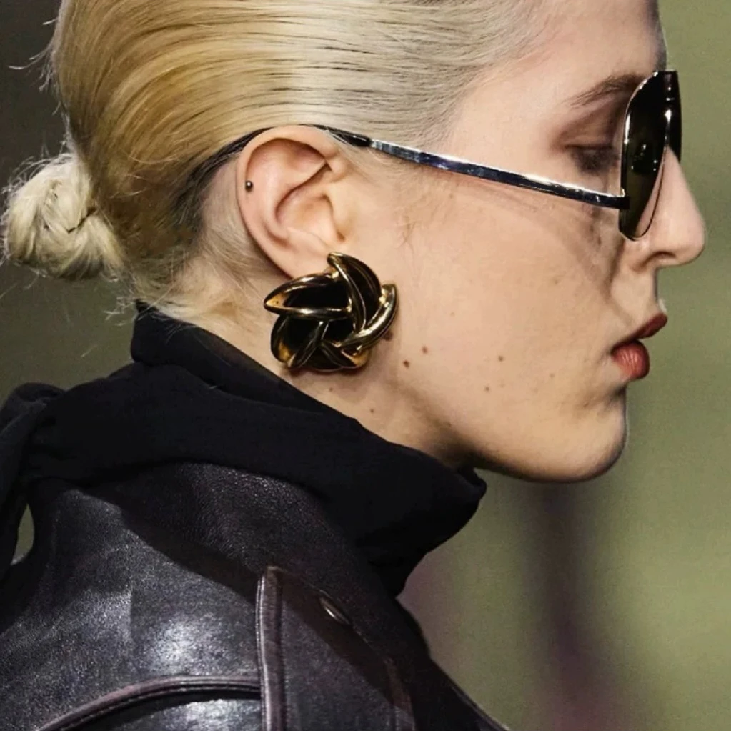 Hot Designer Brand Black Velvet Round Earrings Top Quality Ear Clip Women Europe Luxury Jewelry Trend