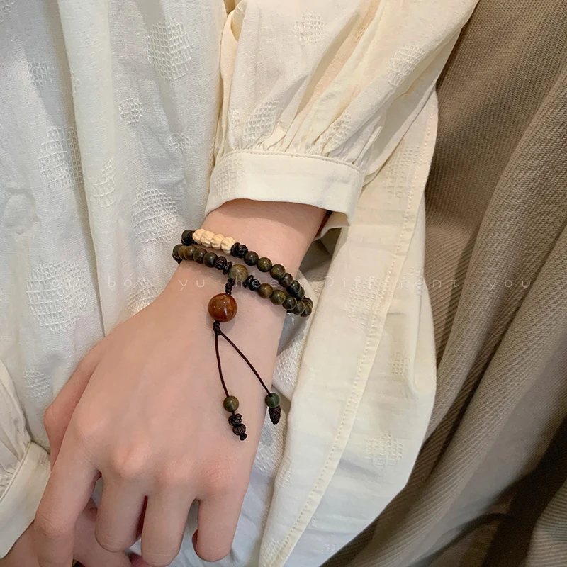 Doppels chichtiges grünes Sandelholz-Bodhi-Perlen armband für Frauen-einzigartiger neuer Vintage-Perlens chmuck im chinesischen Stil.