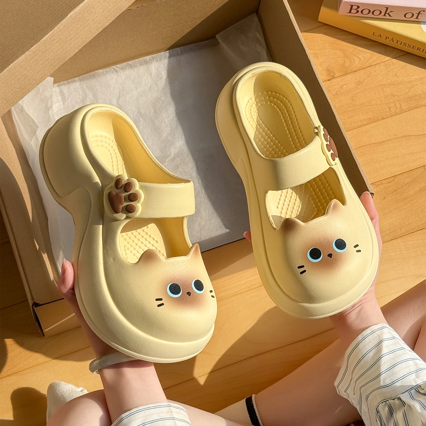 

Cute Cat Platform Slippers Summer Women Cartoon Clogs Thick Bottom Garden Shoes Outdoor Non Slip Beah Sandals Mary Jane Shoe
