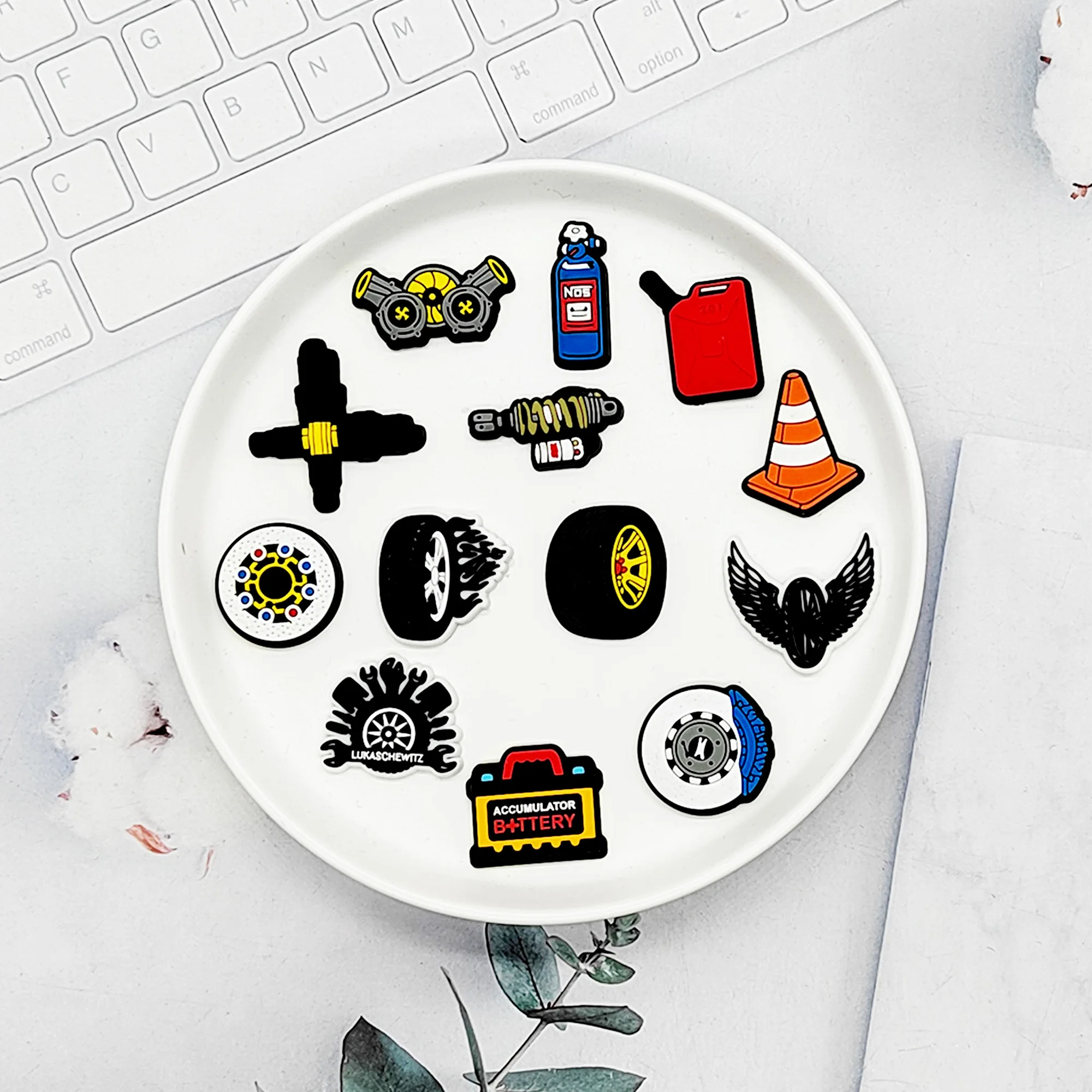 18 قطعة من دلايات الرسوم المتحركة اللطيفة للأولاد والبنات، دلايات أحذية السيارة الرياضية للبالغين، دلايات تزيين الأحذية البلاستيكية لحفلات أعياد الميلاد