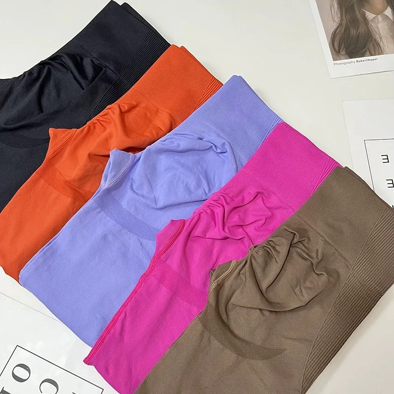 Yoga-Trainingsset für Damen, Rückenfreier Sport-BH mit Kreuzgurt, kombiniert mit Hüftstraffender und hochtaillierter Yoga-Fitnesshose – Detail 9