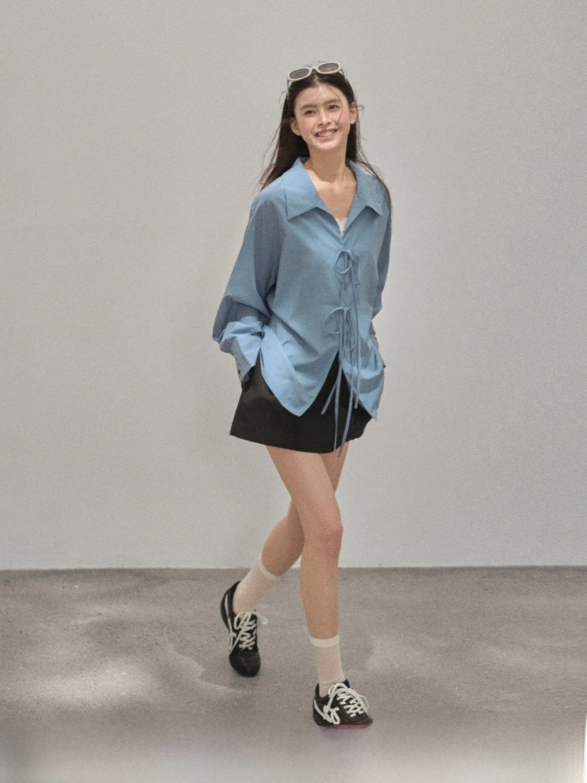 

Свободный удлиненный женский топ с V-образным вырезом, синий, повседневный, осенний, новый, с откидным воротником, удобный крой, стандартная длина, на пуговицах