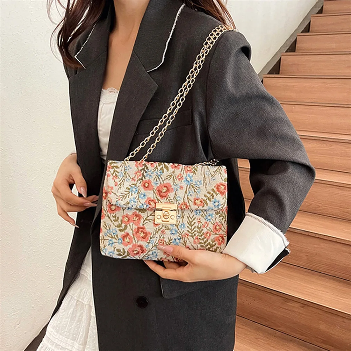 ボヘミアンスタイルの女性の小さなクロスボディバッグ、カラフルな花柄の軽量フラップ財布とロングショルダーストラップ付き