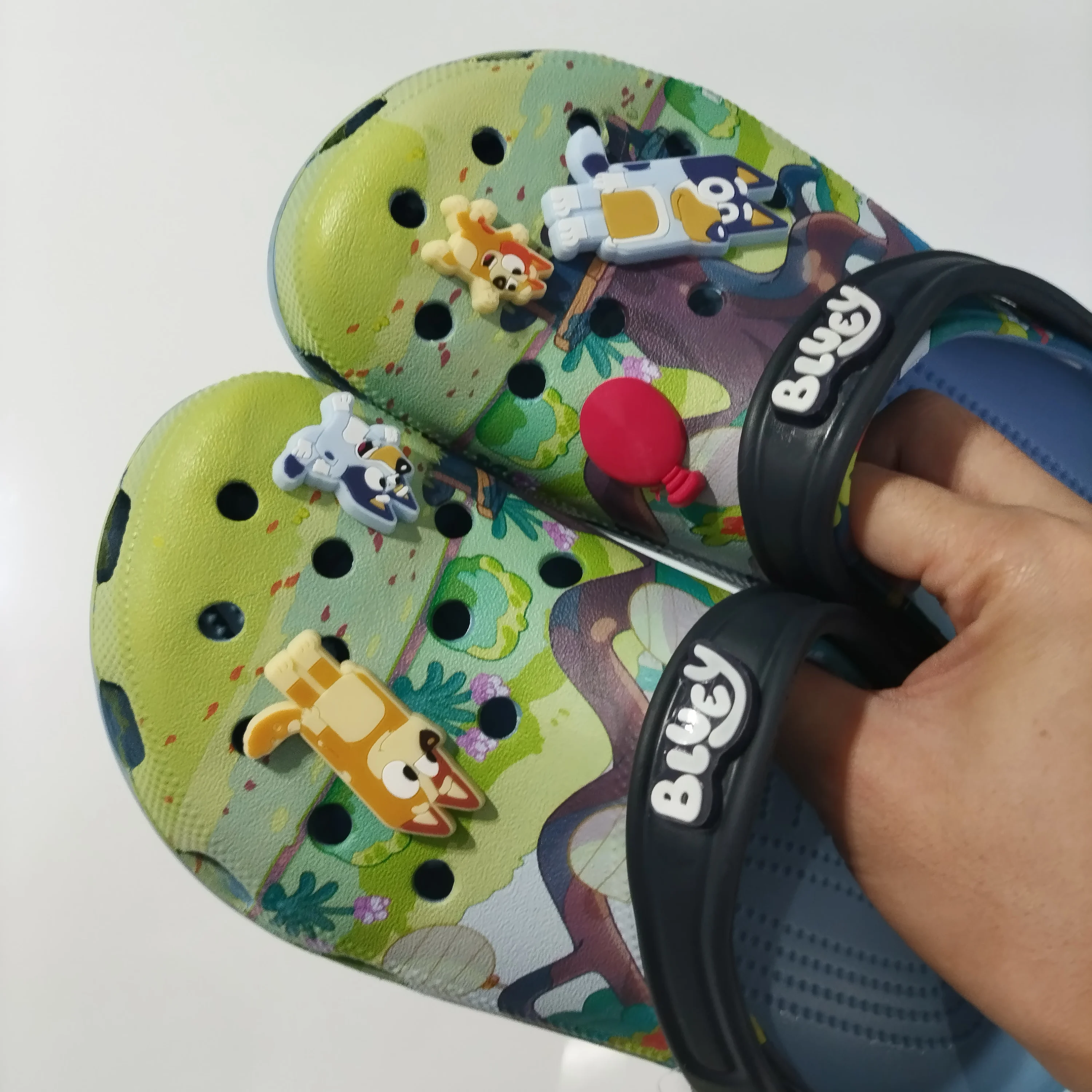 รองเท้าแตะลายการ์ตูนบลูอี้ แบบสวม ทำจากวัสดุ EVA ระบายอากาศได้ดี เหมาะสำหรับใส่ในบ้าน กันลื่น ทันสมัย ใส่ได้ทั้งในบ้านและนอกบ้าน รองเท้าชายหาด รองเท้าสำหรับผู้ใหญ่