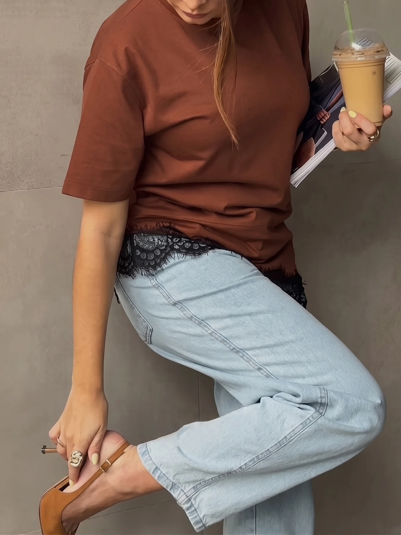 Damen-T-Shirt mit Rundhalsausschnitt und kurzen Ärmeln, locker geschnittenes, einfarbiges Oberteil mit asymmetrischem schwarzem Wimpernspitzenbesatz, Freizeitbluse. – Detail 2