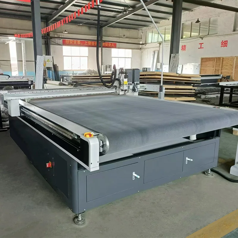 Yutong numerical control cutting machine, with milling cutter, for PVC soft glass, low price hanging sign cutting machine, Chine
