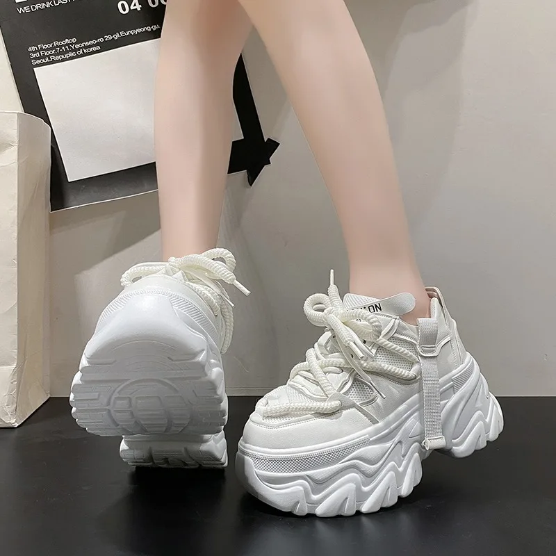 Sepatu jaring bersirkulasi kasual Platform wanita Sneakers Chunky musim panas baru 2024 sepatu hak tersembunyi Wedges 8CM sepatu santai wanita