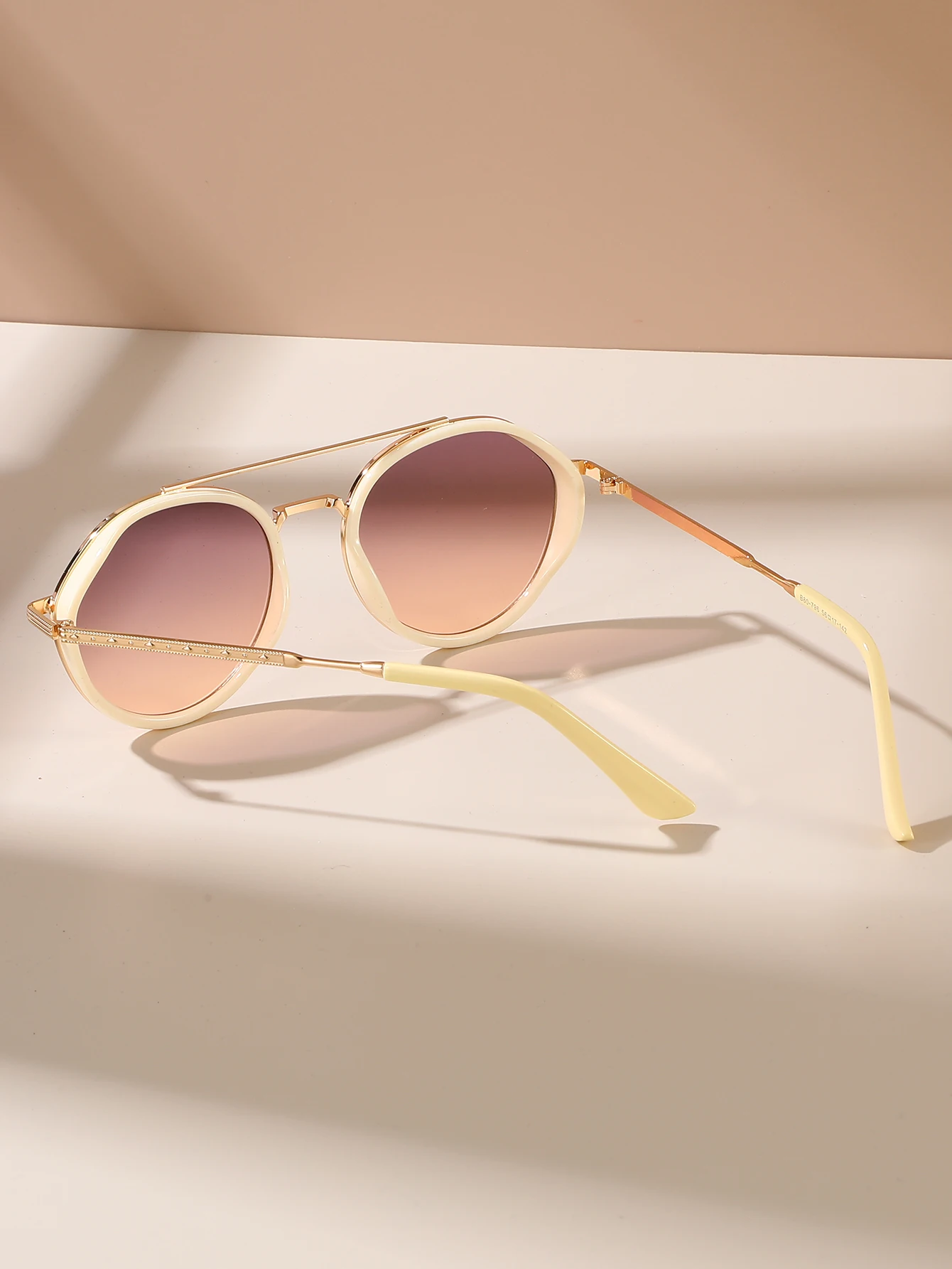 1Pc Retro Metal Double Bridge Toad Frame Glasses Beige Frame Classic Luxury Fashion Design Fashion Street Style Party Glasses — zdjęcie 3
