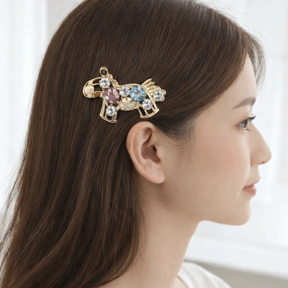 

Sweet Zinc Alloy Horse Hairpin Y2K Colored Cartoon Hair Clip Side Clip Chinese Rhinestone Edge Clip 2026 New Year