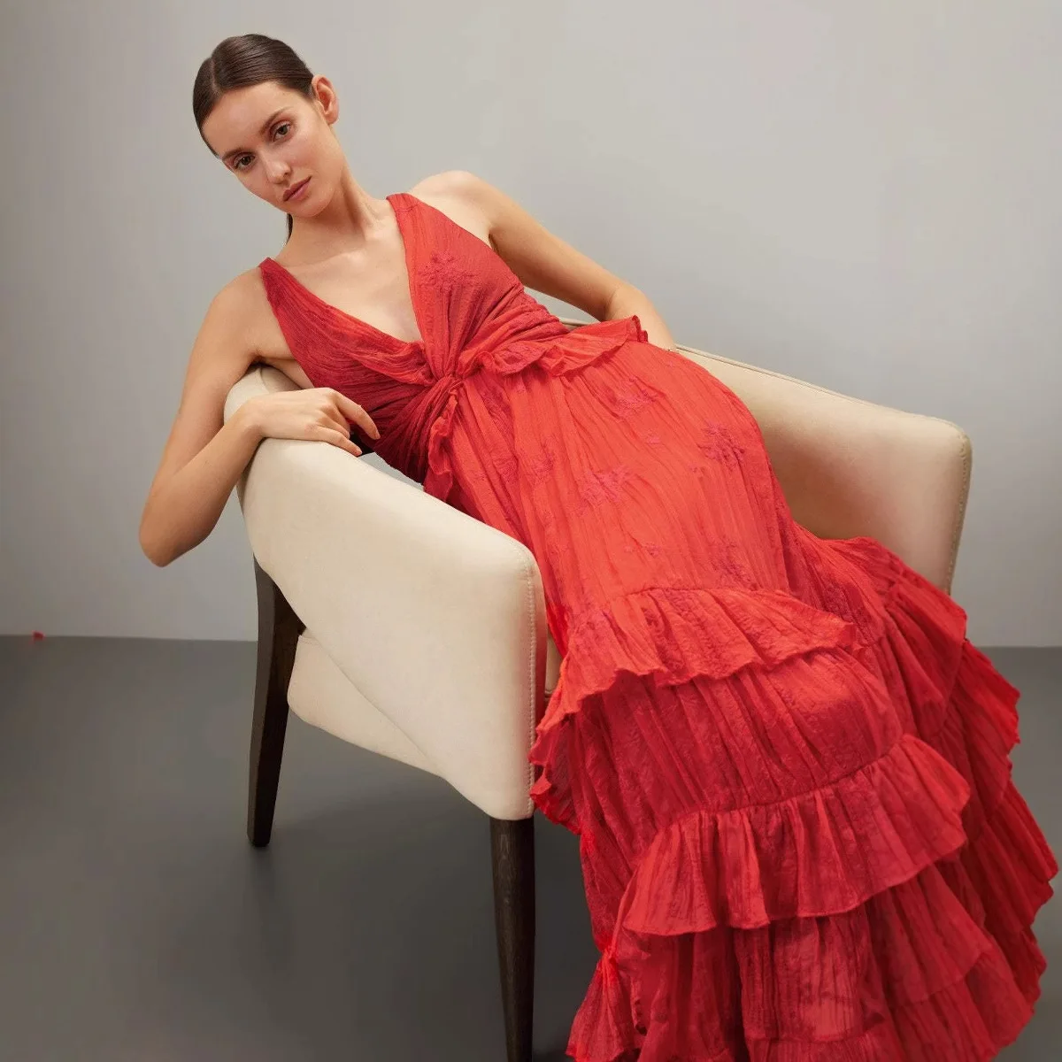 

Neck sleeveless dress, deep V ruffle edge waist cake dress, fashionable, simple and versatile temperament, luxurious and elegant