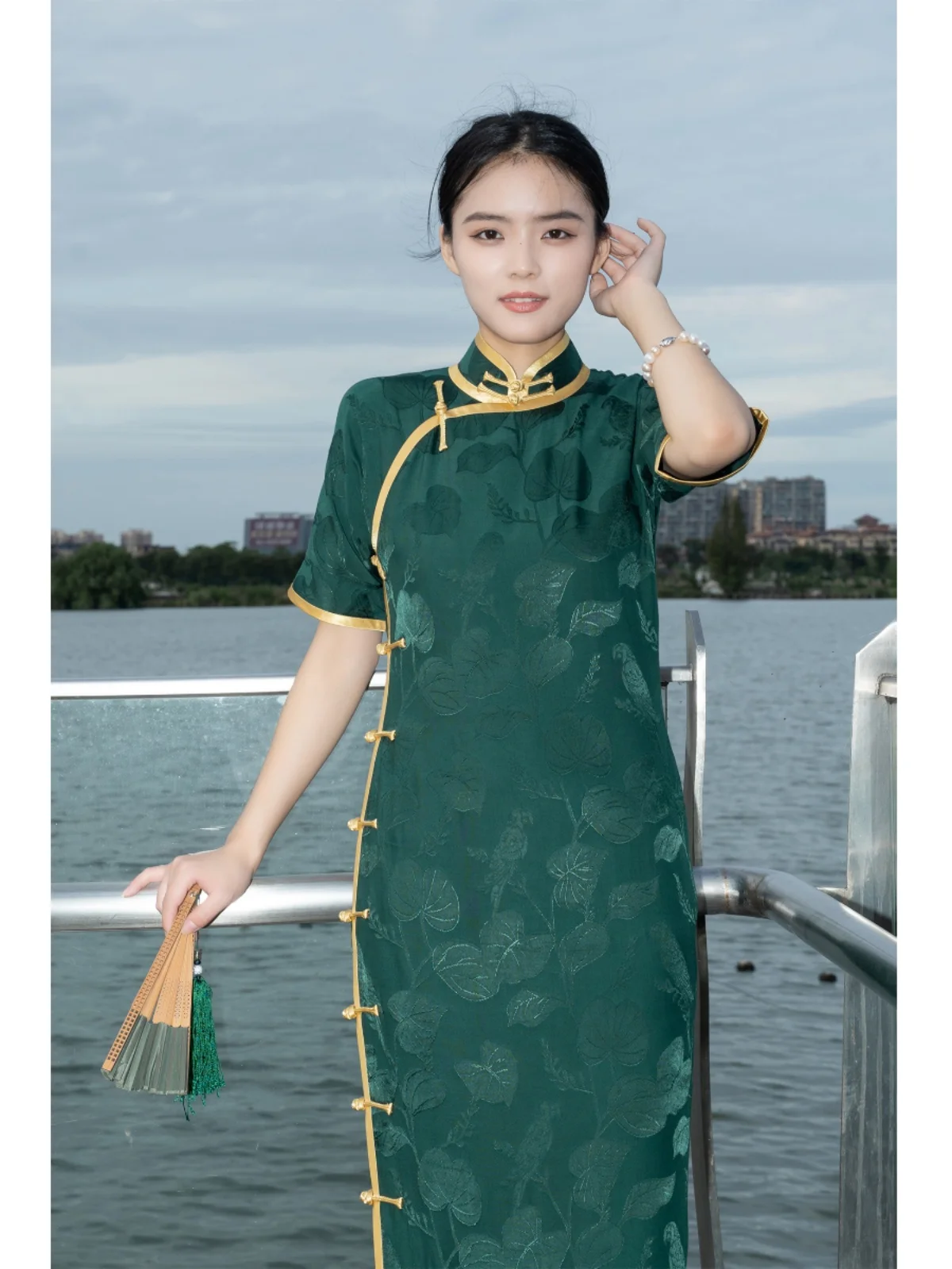 

Длинная футболка из старого хлопкового сатина с низким разрезом и цветочной вышивкой, длиной до колена, подходит для...