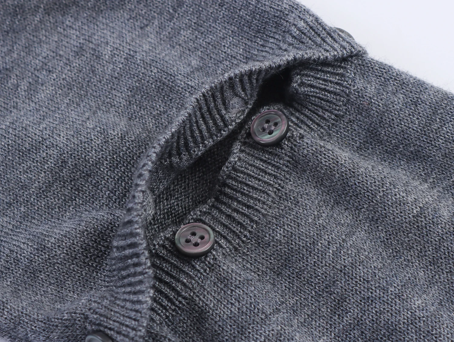 Nowy, słodki i modny sweter z dzianiny na jesień 2025, z odpinanym okrągłym dekoltem, długimi rękawami i ozdobnymi guzikami.