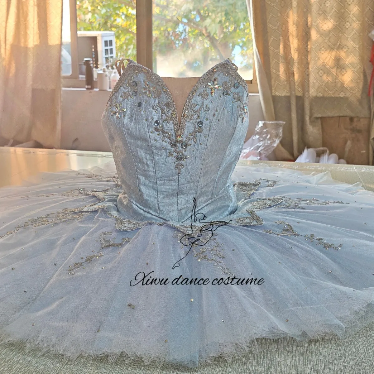 Tutu de ballet professionnel personnalisé au design papillon ombré bleu ciel