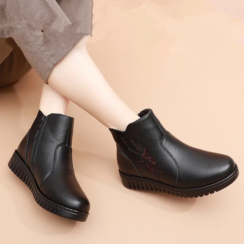 2023 New Boots Women Genuine Leather Keep Warm Shoes Women Plus Size Ankle Boots Flat Casual Mother Waterproof Non-slip Booties