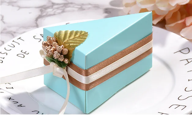 

Perfect Triangular Cake Candy Box Wedding Gift Boxes for Guests Wedding Favors and Gifts Chocolate Box Party Supplier Decoration