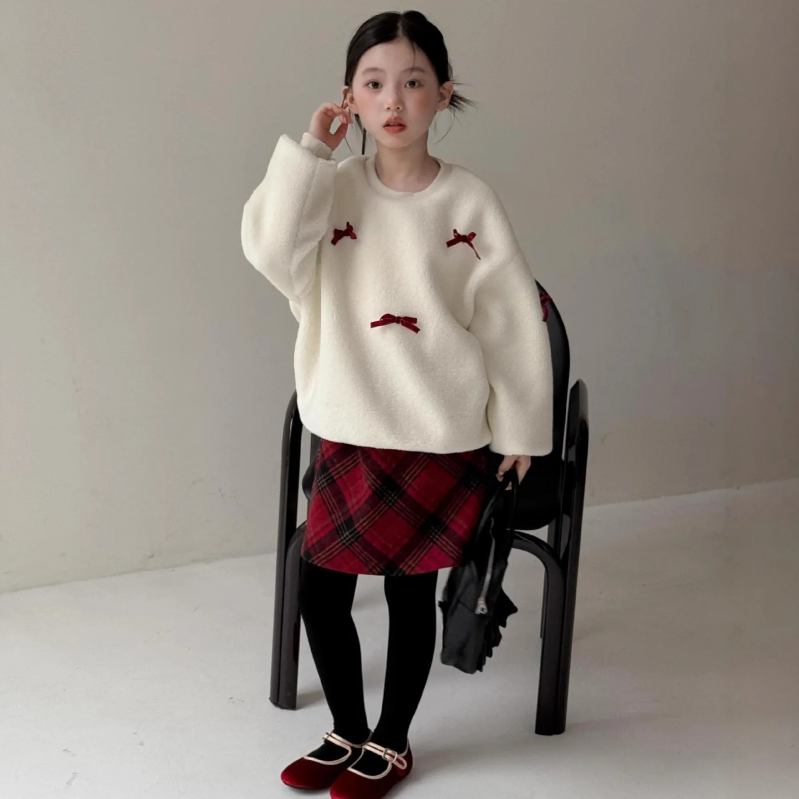 

Корейский зимний комплект одежды из двух предметов для девочек, хлопковый флисовый свитшот с бантом для девочек, красная клетчатая юбка трапециевидной формы, детская одежда для девочек