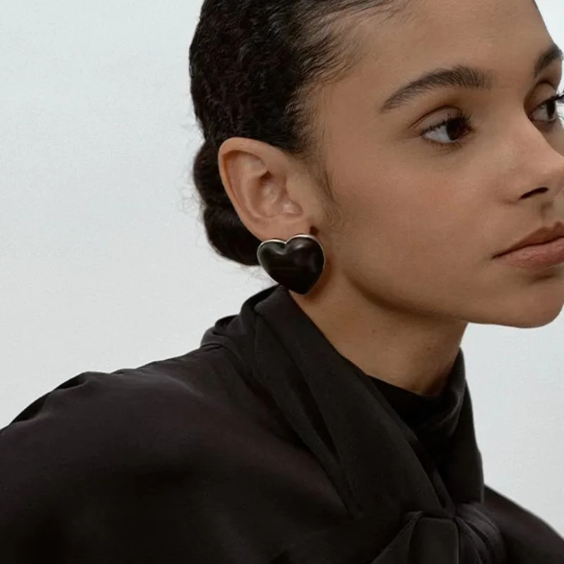 

2026 New Fashionable Classic European and American Luxury Love Sandalwood Earnail Fashion Banquet Gift